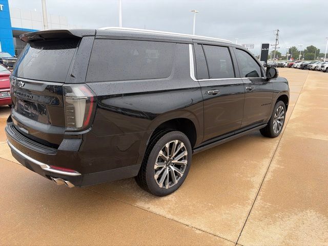 Used 2025 Chevrolet Suburban High Country AWD/4WD image 3
