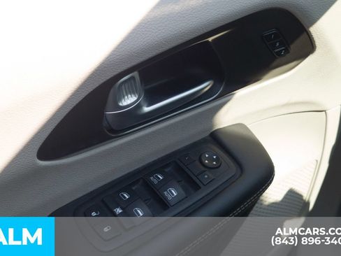 Used 2024 Chrysler Pacifica Touring-L FWD image 8
