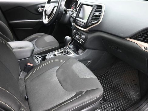 Used 2015 Jeep Cherokee Latitude w/ Cold Weather Group AWD/4WD image 7