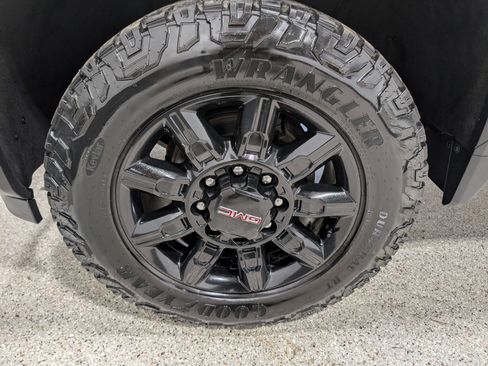 Used 2024 GMC Sierra 2500 AT4 w/ AT4 Preferred Package image 10