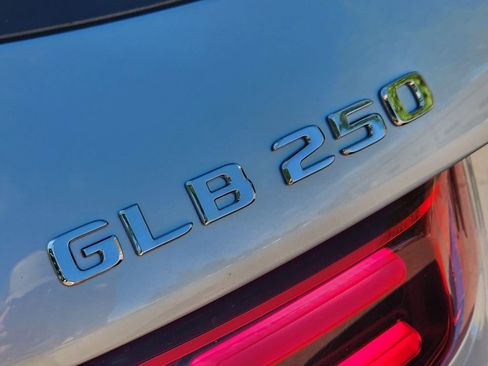 Used 2025 Mercedes-Benz GLB 250 4MATIC image 11