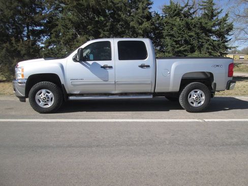 Used 2011 Chevrolet Silverado 2500 LT w/ Interior Plus Package AWD/4WD image 2