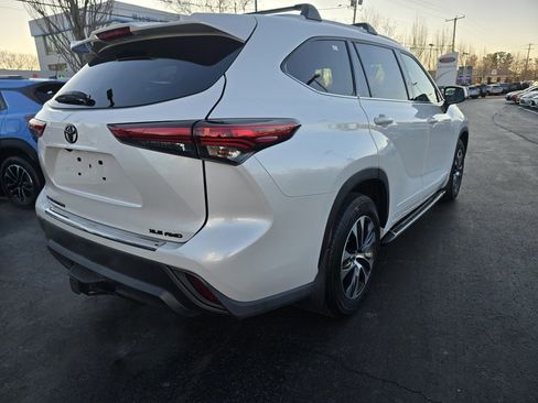 Certified 2022 Toyota Highlander XLE image 5