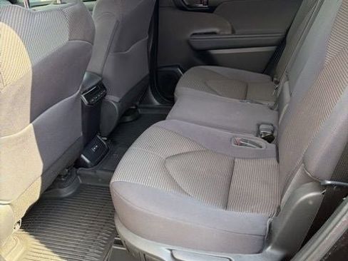 Used 2023 Toyota Highlander LE AWD/4WD image 9
