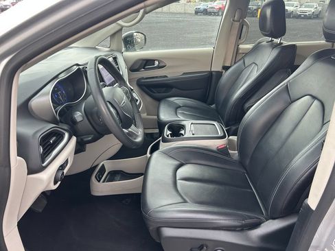 Used 2024 Chrysler Pacifica Touring-L FWD image 24