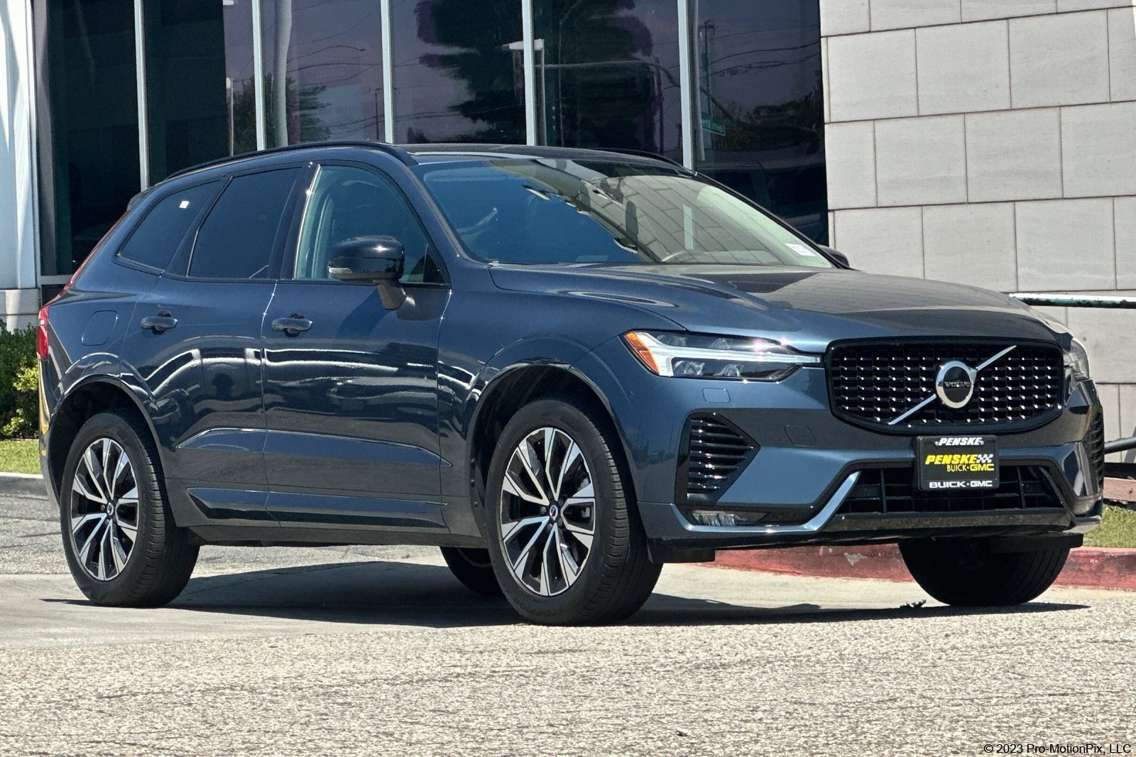 Used 2024 Volvo XC60 B5 Core AWD/4WD image 1
