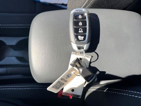 Certified 2025 Hyundai Venue SEL image 12