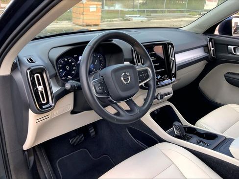 Used 2021 Volvo XC40 T5 Momentum w/ Premium Package image 16