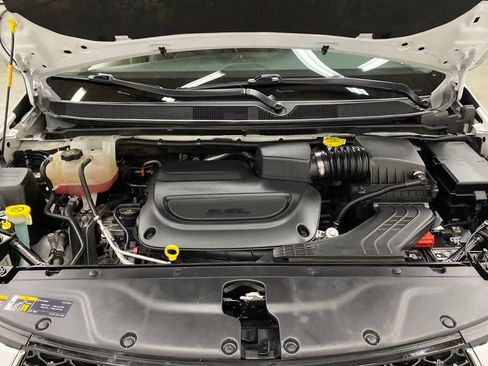Used 2024 Chrysler Pacifica Touring-L FWD image 12