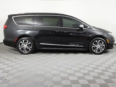 Used 2022 Chrysler Pacifica Pinnacle image 4