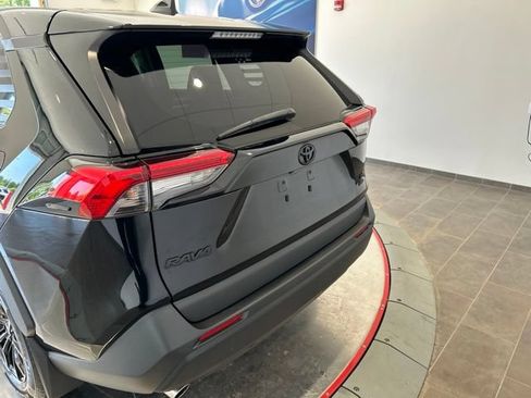 Used 2022 Toyota RAV4 LE AWD/4WD image 5
