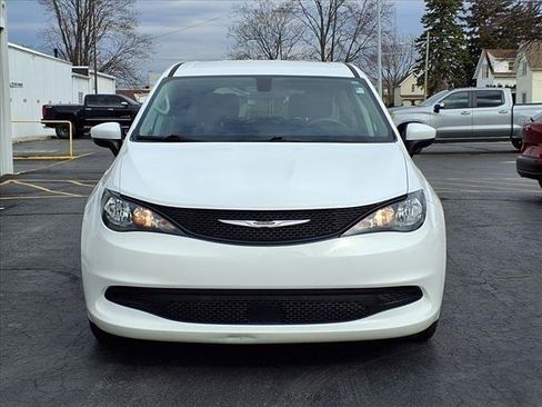 Used 2022 Chrysler Voyager LX FWD image 2