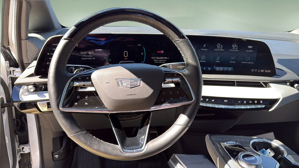 Certified 2025 Cadillac Optiq Luxury 2 w/ LPO, Floor Liner Package AWD/4WD image 32