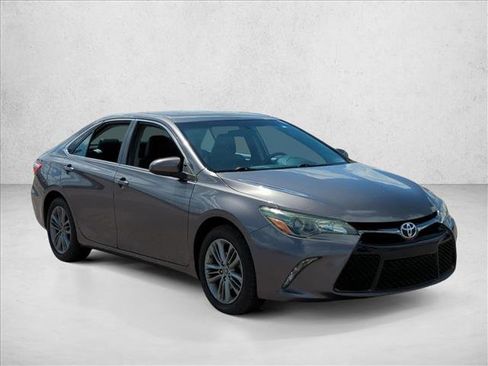 Used 2015 Toyota Camry SE image 3