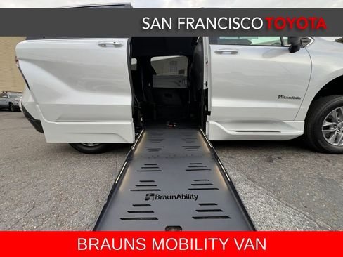 Used 2025 Toyota Sienna XLE image 2