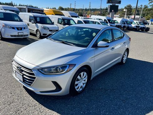 Used 2017 Hyundai Elantra SE image 1