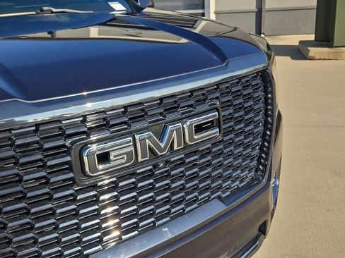 Used 2023 GMC Yukon XL Denali Ultimate image 11