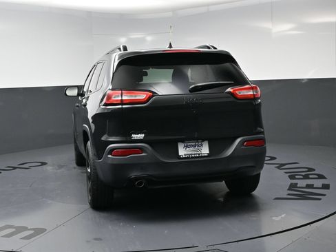 Used 2016 Jeep Cherokee Sport w/ Cold Weather Group AWD/4WD image 8