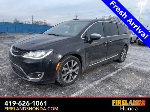 Used 2020 Chrysler Pacifica Limited w/ Tire & Wheel Group image 2