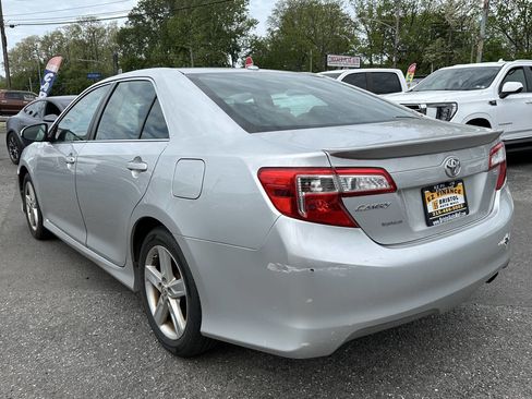 Used 2014 Toyota Camry SE w/ Moonroof Package FWD image 4