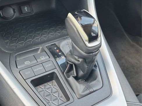 Used 2022 Toyota RAV4 LE FWD image 15