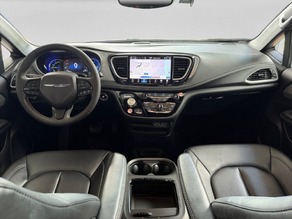 Used 2024 Chrysler Pacifica Limited FWD image 15