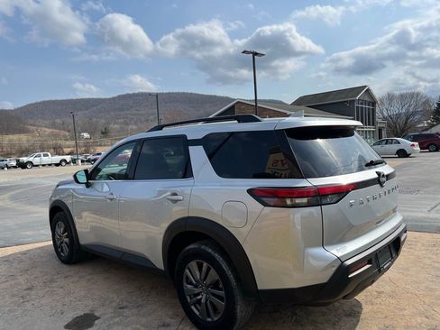 Used 2025 Nissan Pathfinder SV image 7