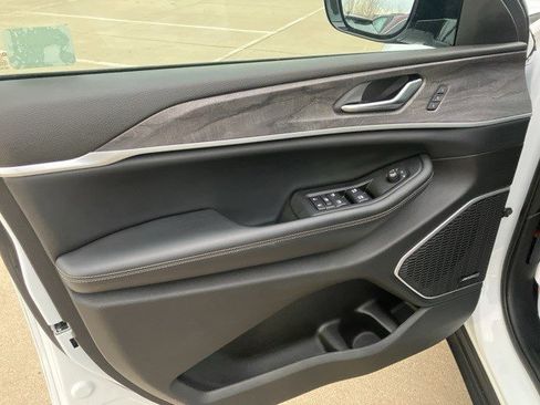 Used 2022 Jeep Grand Cherokee Limited 4xe image 9