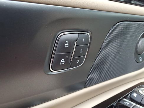 Used 2025 Lincoln Nautilus Reserve AWD/4WD image 18
