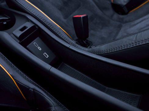 Used 2025 McLaren Artura Spider RWD image 64