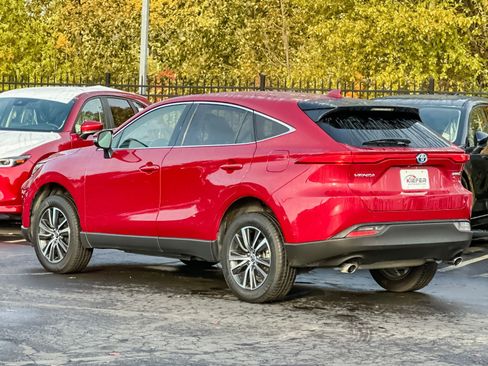 Used 2022 Toyota Venza LE image 5