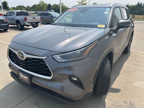 Used 2022 Toyota Highlander XLE AWD/4WD image 4