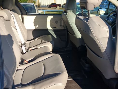 Used 2023 Toyota Sienna XLE image 30