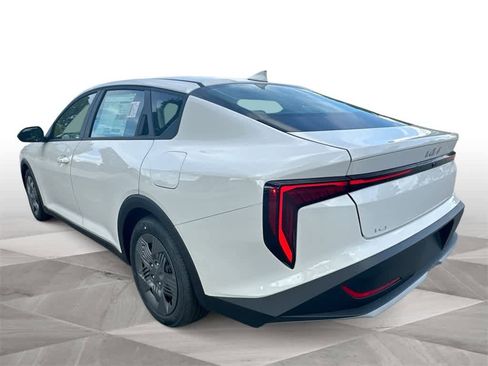New 2025 Kia K4 LX image 6