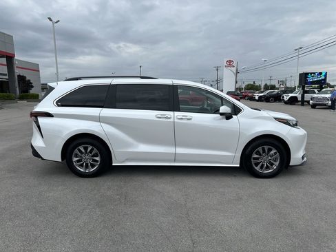 Certified 2025 Toyota Sienna XLE FWD image 4