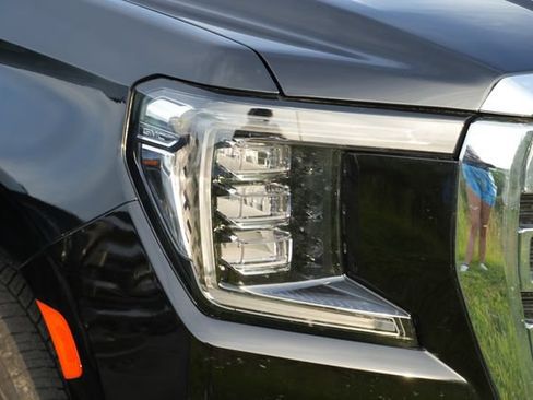Used 2024 GMC Yukon SLT w/ SLT Luxury Package AWD/4WD image 2