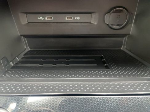 Certified 2025 Volkswagen Taos SE w/ Panoramic Sunroof Package image 21