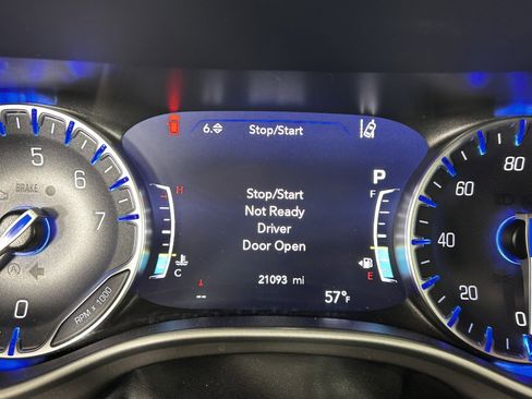 Used 2025 Chrysler Pacifica Select FWD image 18