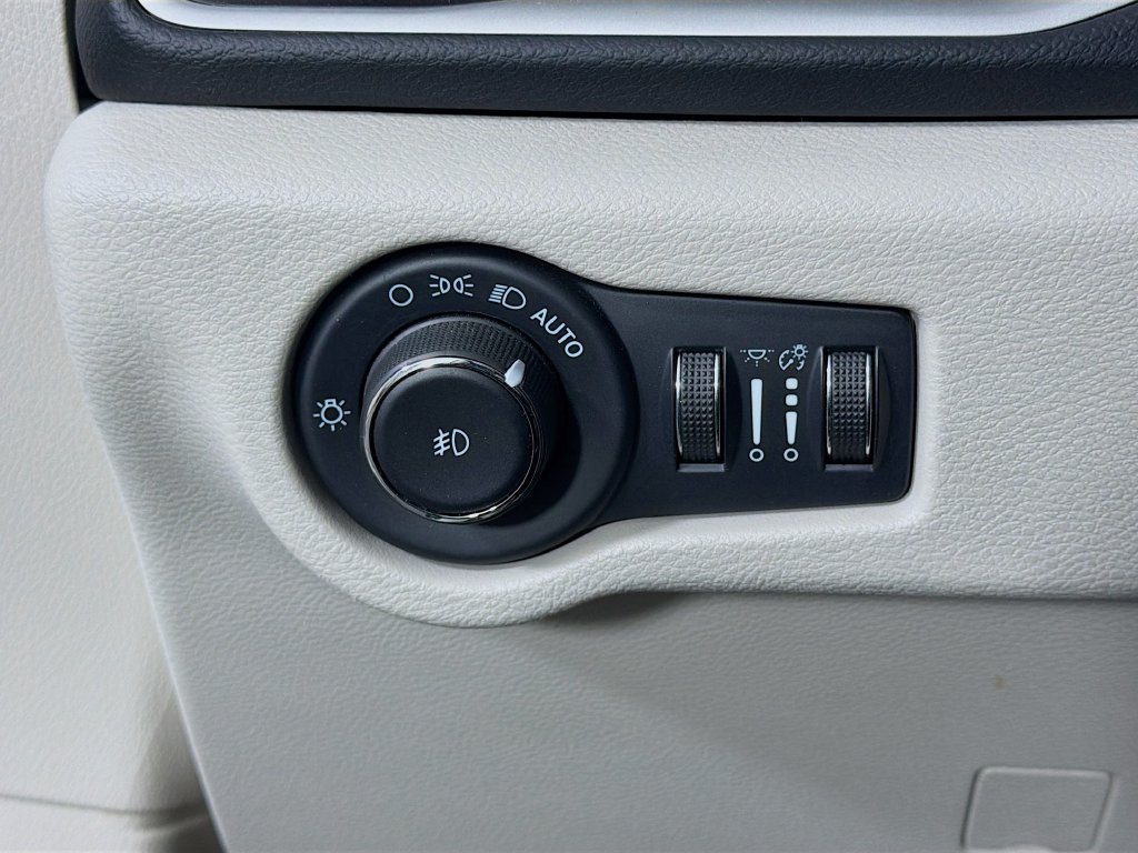 Used 2022 Chrysler Pacifica Touring-L FWD image 11