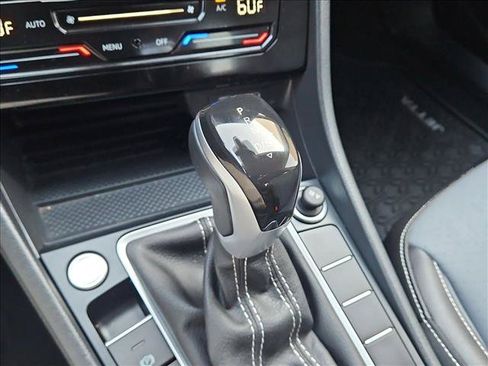 Used 2025 Volkswagen Jetta SE FWD image 11