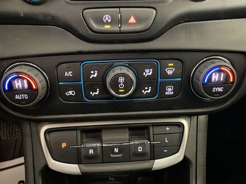 Used 2023 GMC Terrain SLT image 40