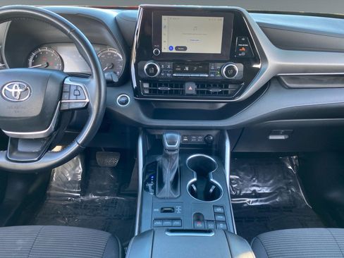 Used 2024 Toyota Highlander LE image 11