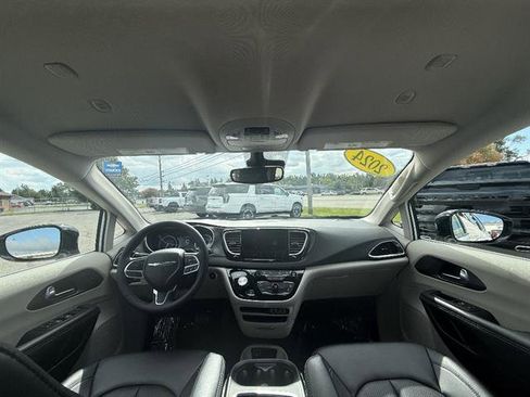 Used 2024 Chrysler Pacifica Touring-L FWD image 19