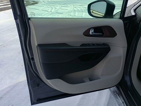 Used 2019 Chrysler Pacifica Touring-L Plus image 21