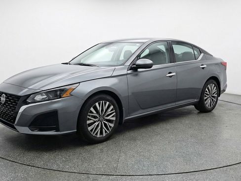 Used 2025 Nissan Altima 2.5 SV FWD image 3