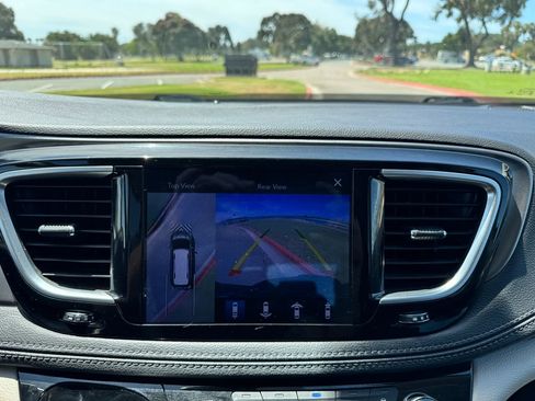 Used 2017 Chrysler Pacifica Limited FWD image 23