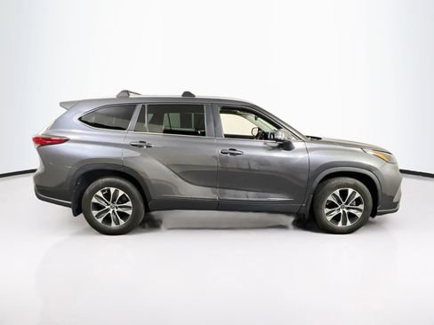 Used 2023 Toyota Highlander XLE AWD/4WD image 4