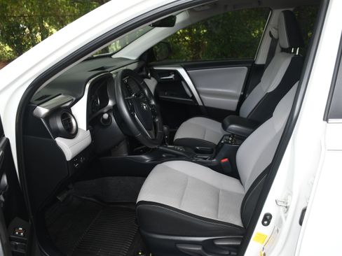 Used 2018 Toyota RAV4 XLE FWD image 8