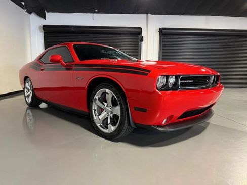 Used 2014 Dodge Challenger R/T RWD image 3