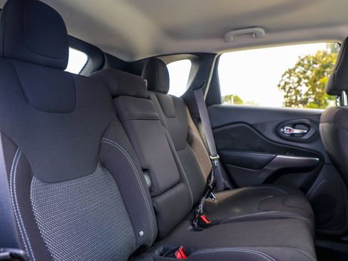 Used 2019 Jeep Cherokee Latitude w/ Popular Appearance Group FWD image 8